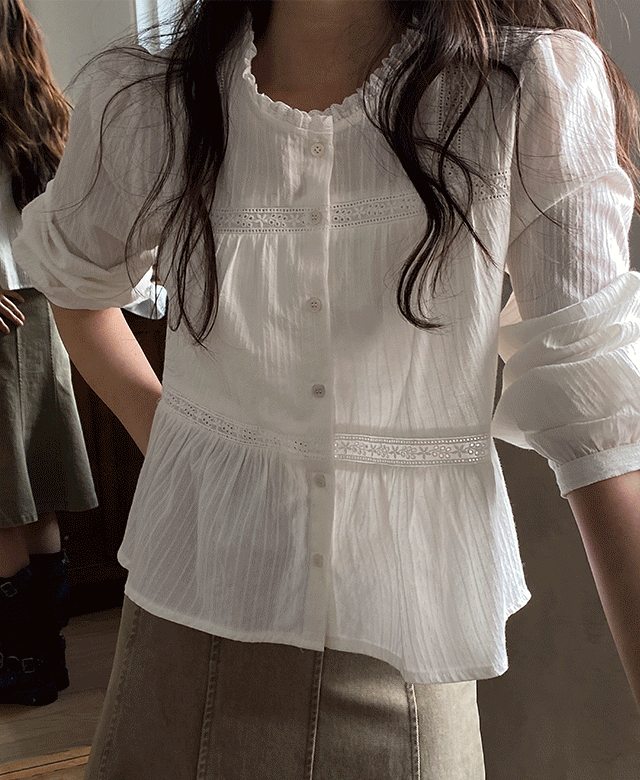 Kinda Beige Mullet Laced Cropped Blouse (*Order to order too much / It takes more than 7 days)