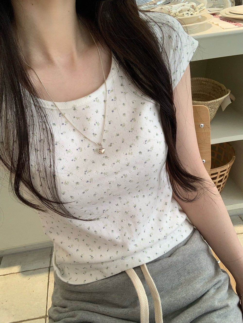 New Away Punching Fine Flower Cap Sleeves Cropped Short-Sleeved T-Shirt