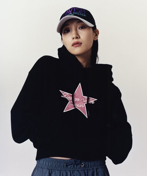 W STAR LOGO CROPPED HOODIE BLACK (CV2CFFM401A)