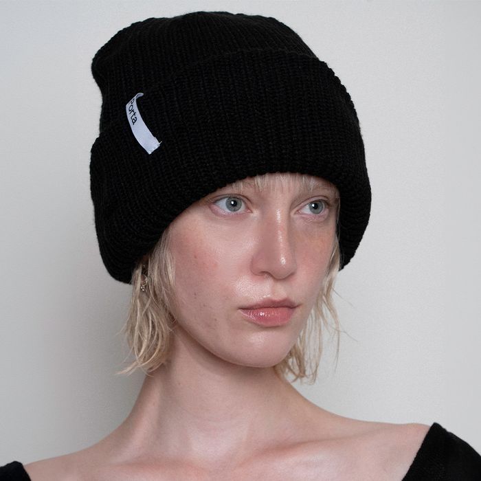 BASIC LOGO KNIT BEANIE, BLACK