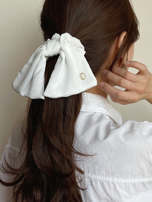 [Exclusive] Vintage Mood Cameo Satin Ruffle Scrunchie [White]