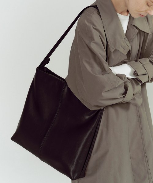 Leather Room shoulder bag (Black)