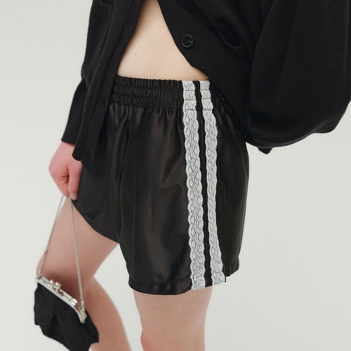 GLOSSY LACE SHORTS [BLACK]