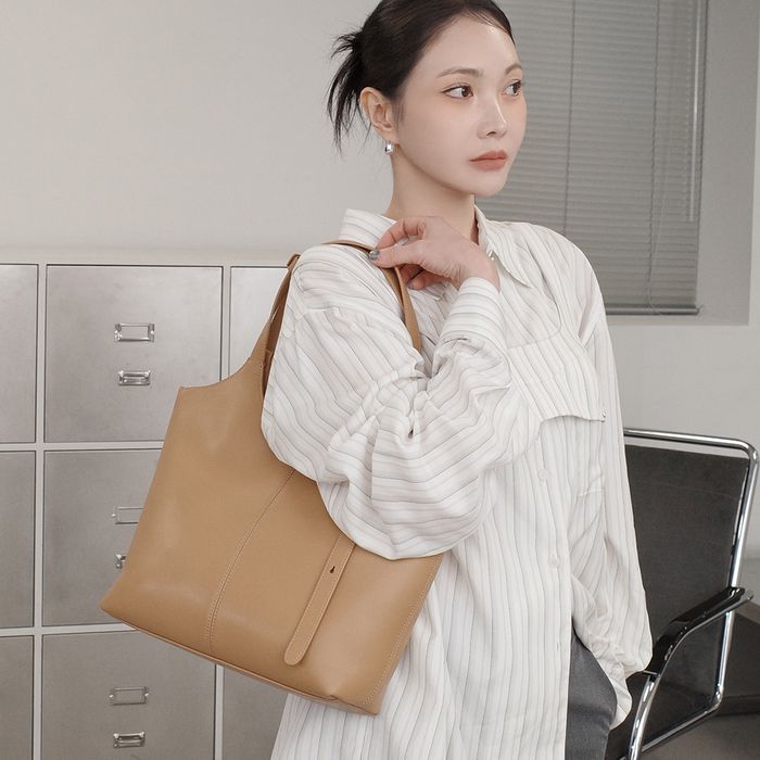 90 Veneta Bag Medium Beige