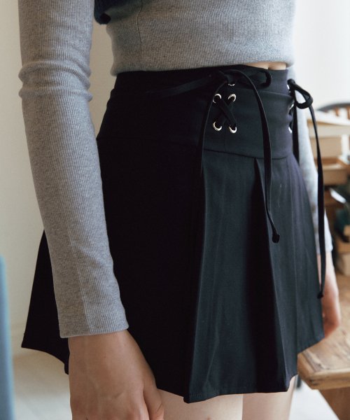 Eyelet Ribbon Pleated Skirt (Black)