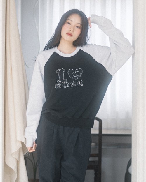 I ROSE DENIM PATCH RAGLAN SWEATSHIRT (BLACK)
