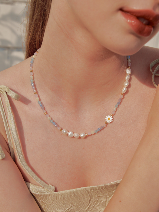 pastel moment daisy necklace