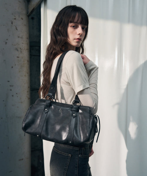 The leather shoulder bag [BLACK]
