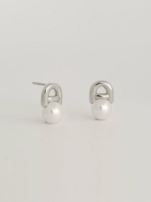Lucid pearl stud earring
