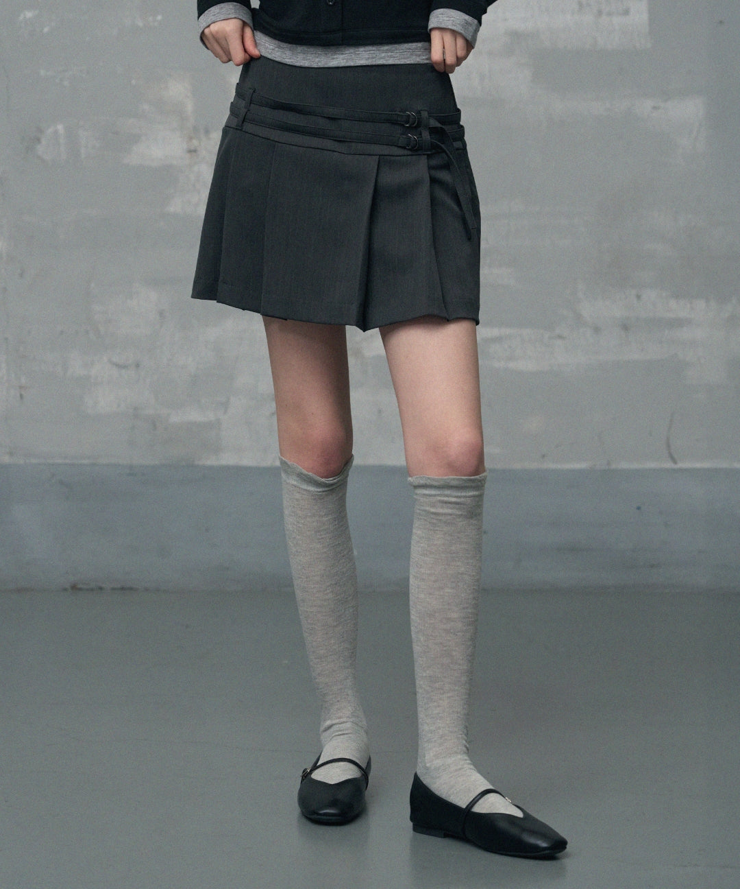 Leathery [guest look] Double strap pleated mini skirt [2 COLOR]