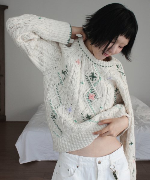 アイボリー ヴィンテージ ケーブルニット 刺繍入り