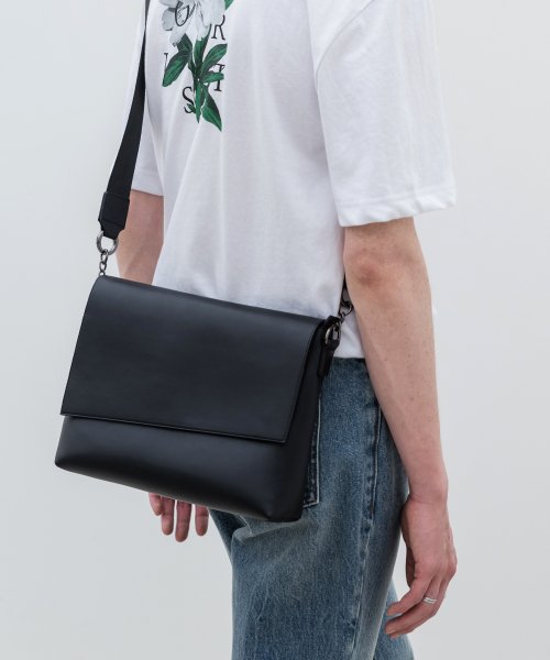 Slant Messenger Cross Bag [BLACK]