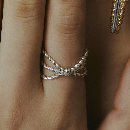 String Figures Twisted Ring